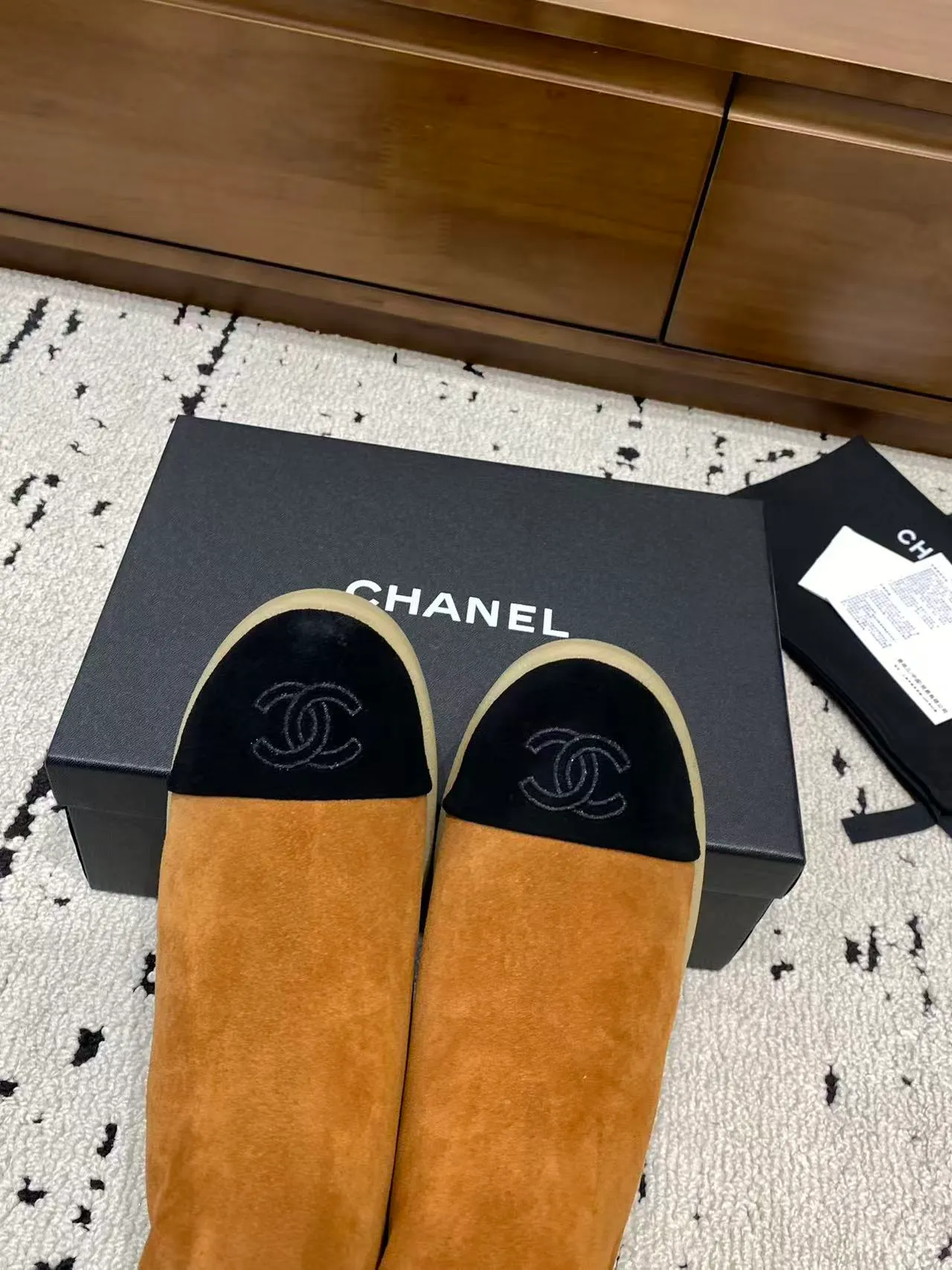 👟👟Ex-factory price 700👟👟 🍀Chanel 2025 autumn and winter furry snow boots. Chanel new autumn and winter genuine wool slippers and boots. Xiaoxiang’s 2025 autumn and winter most beautiful snow boots. Classic, beautiful and warm snow boots❤️Super warm! It's enough to have it this winter, it's really beautiful and fairy~ Materials and craftsmanship: The upper is made of custom sheepskin/wool/sheepskin, and the inner pads are all made of wool. It feels very soft and comfortable! The sole is the original TPU outsole Size: 35-39 (40.41 customized, non-refundable)